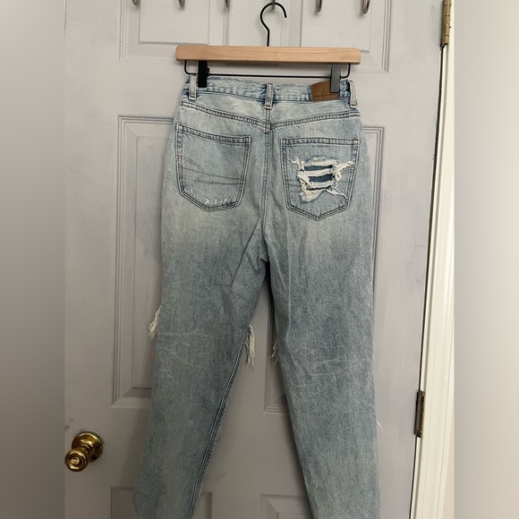 American Eagle: light wash ripped mom jeans, size 2 - Picture 2 of 2